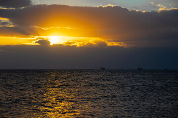 海の上の雲から差す朝日20180101
