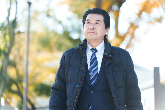 通勤するビジネスマン（営業・外回り・秋冬・上着・コート）