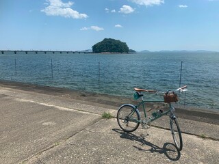 Fototapeta premium 島の見える海辺の風景と自転車