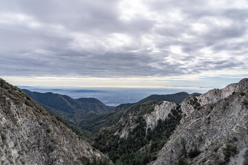 Obraz premium Eaton Saddle Trailhead. Mt Wilson Red Box Rd. San Gabriel Mountains, Los Angeles County, California. Angeles National Forest. Quartz Diorite / Gray quartz diorite / Plutonic rocks 