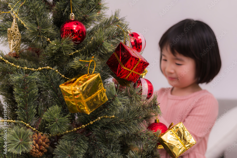 Canvas Prints クリスマスツリーを飾りつける女の子