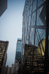 Fototapeta premium 빌딩틈의 하늘