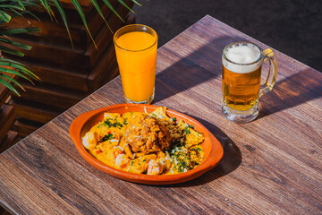 bolón con jugo de naranja y cerveza