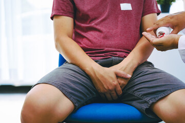 Fototapeta premium A man suffering from urinary tract infections visits a doctor at the examination table in a hospital.symptoms, discusses benign prostatic hyperplasia (BPH), and provides advice and treatment