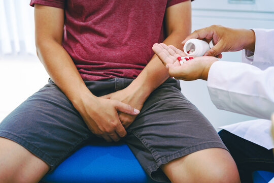 A man suffering from urinary tract infections visits a doctor at the examination table in a hospital.symptoms, discusses benign prostatic hyperplasia (BPH), and provides advice and treatment