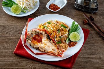 Thai fried noodle with shrimp, pad thai with big prawn