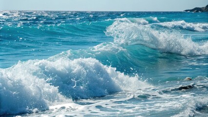 Obraz premium Ocean waves crashing on the shore, a vibrant display of blue water and white foam
