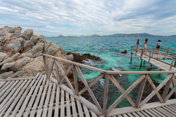 Obraz premium Koh Kham, Sattahip, an ecotourism destination, welcomes tourists who want to dive and see coral reefs and natural plants along the ecotourism route. In addition, there is a clean white sand beach.