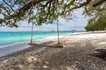Koh Kham, Sattahip, an ecotourism destination, welcomes tourists who want to dive and see coral reefs and natural plants along the ecotourism route. In addition, there is a clean white sand beach.