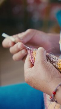 tejiendo una artesan&iacute;a