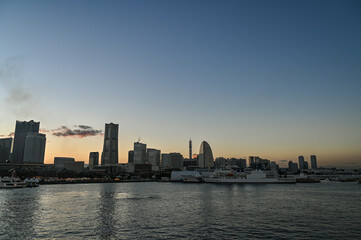 Naklejka premium 日本横浜みなとみらいの夕景の都市イメージ