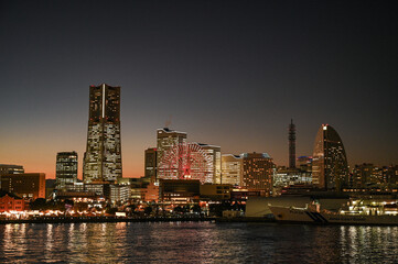 Obraz premium 日本横浜みなとみらいの夕景の都市イメージ