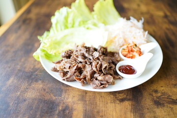 牛肉レタス巻き