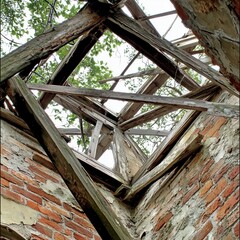 Obraz premium broken roof in the house