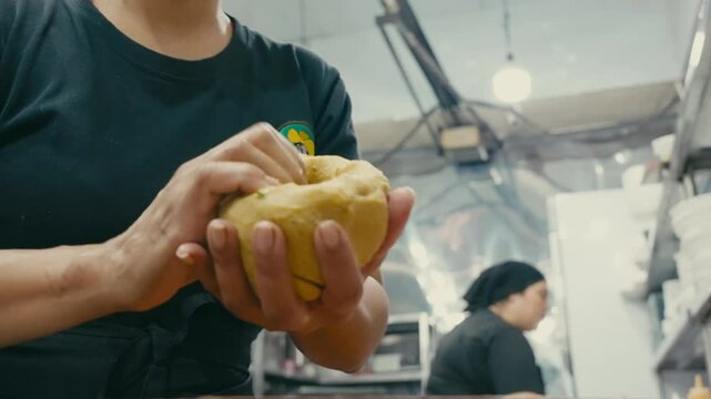 Cocinando bol&oacute;n ecuatoriano con chicharr&oacute;n