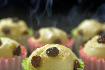 湯気が立ち昇る蒸しレーズンパン