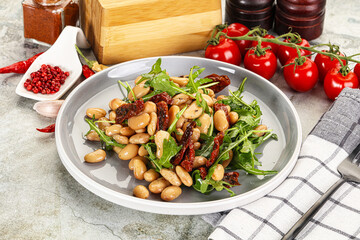 White canned beans with arugula and dry tomatoes