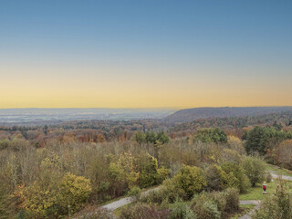Grandiosen Aussich vom Stellberg auf den Naturpark Schönbuch, den Wald in Herbst und die umliegende Landschaft
