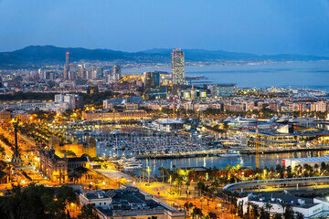 Obraz premium Blick auf den alten Hafen und die Stadt Barcelona bei Nacht, Barcelona, Spanien