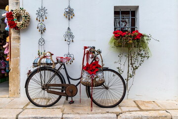 Bicicletta retrò con addobbi natalizi