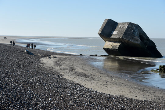 au Hourdel, &agrave; Cayeux-sur-Mer, vers la Route Blanche on peut admirer  l'embl&eacute;matique blockhaus &eacute;chou&eacute; sur le sable. en Baie de Somme