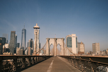 Puente de Brooklyn con skyline al fondo