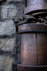 古い焼き物が埋め込まれた美しい壁