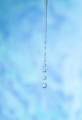 連なって落下する水滴