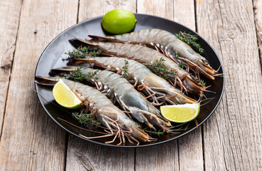 Raw big tiger ( king ) shrimps photography . Top view