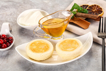 Roasted cheesecakes - Syrniki with honey