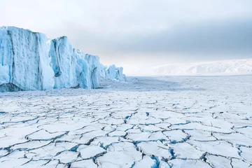 Fleecedeken met foto Dramatic Melting Glaciers and Cracked Earth Landscape Depicting Climate Change Impact © Downloads