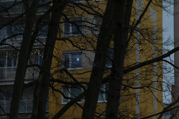 Obraz premium A vibrant yellow building stands prominently with lush green trees situated gracefully in front of it, creating a beautiful scene