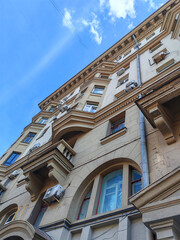 The facade of a classic building showing cracks and uneven modifications. This image emphasizes the consequences of neglect and unregulated urban growth on heritage structures.