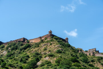 Blick auf Amber Fort von Unten auf die Mauer auf dem Hügel in Amber, Jaipur, Rajasthan, Indien,...