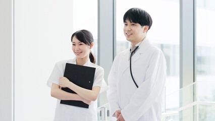 笑顔で立つ医師と看護師