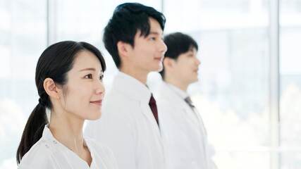 笑顔で立つ医師と看護師