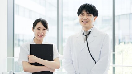 笑顔で立つ医師と看護師