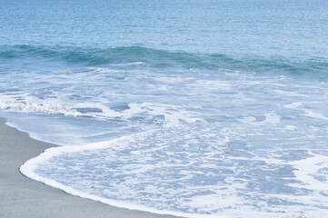 打ち寄せてくる白い波