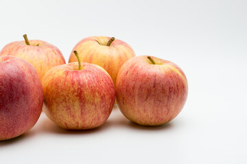 Manzanas rojas maduras de la variedad Royal Gala con fondo blanco.