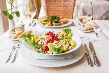 Frischer Salat auf einem stilvoll gedeckten Tisch