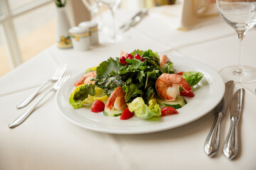 Frischer Salat mit Garnelen als Sommergericht im Restaurant