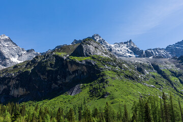 Obraz premium Snow view of Siguniang Mountain, Shuangqiao Valley, Aba, Sichuan Province, China