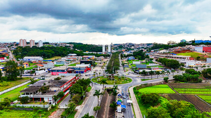 Vídeo com vista aérea de Arujá, cidade no Alto Tietê, SP, mostrando a paisagem urbana e áreas verdes, destacando a tranquilidade e o crescimento da cidade