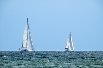 Fototapeta premium Segelboot auf der Ostsee in der Eckernförder Bucht, Schleswig-Holstein, Deutschland