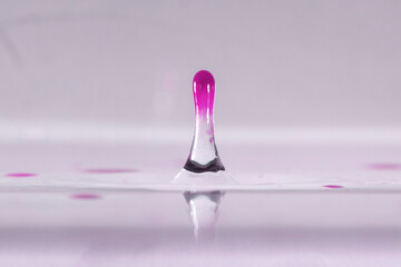 farbe tropfen wasser pink
