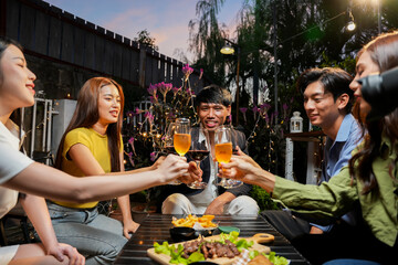 Friends are celebrating at a party, nightclubs are raising wine glasses to celebrate friendship.