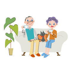 ソファーにリラックスしてコーヒーを飲む老夫婦