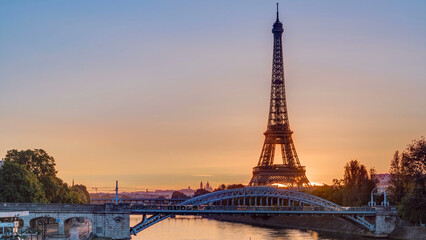 Obraz premium Eiffel Tower sunrise timelapse with boats on Seine river and in Paris, France.