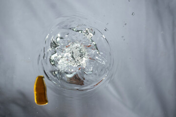 wasser eintauchen fruchtgummi von unten