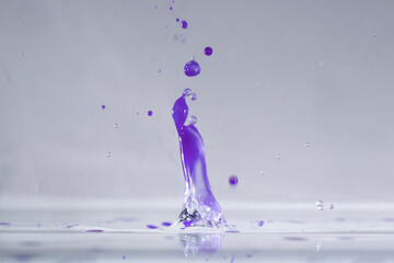 farbe tropfen wasser lila
